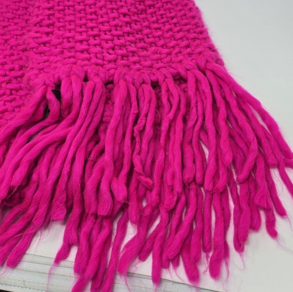 EXPRESS CHUNKY KNITWEAR OVERSIZE HOT PINK SCARF FRINGE ENDS WOMEN OS WARM COZY - Picture 7 of 12